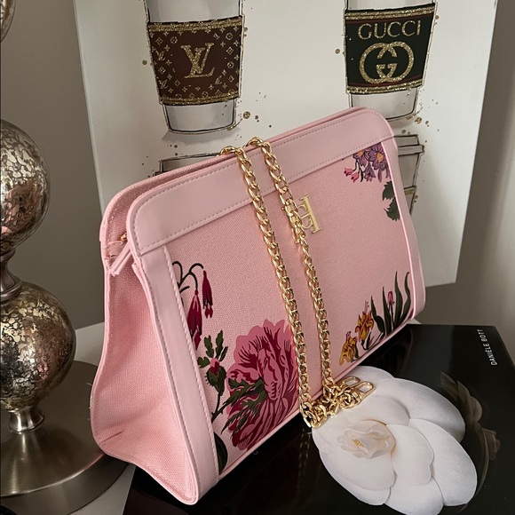 New👛✨💖Carolina Herrera Pink Floral Designer Clutch with Gold Chain Strap - Picture 16 of 16